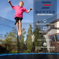 Crianças grandes saltam equipamentos de parque de trampolim externo